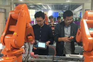 以工启机器人
